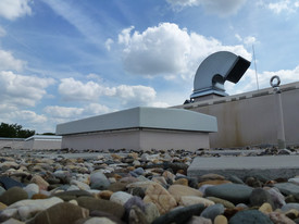 Foto Wellhöfer FlachdachAusstieg: Einhandbedienung, beidseitige Verriegelung, integrierte Hinterlüftung, umlaufendes Wetterschutzprofil.