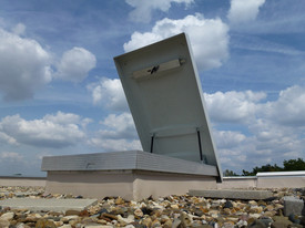 Foto Wellhöfer FlachdachAusstieg: Einhandbedienung, beidseitige Verriegelung, integrierte Hinterlüftung, umlaufendes Wetterschutzprofil.