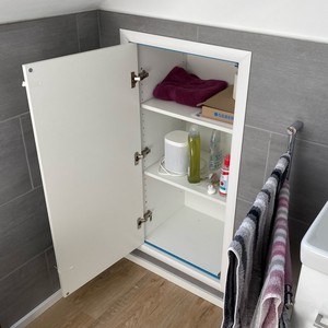Foto: Kniestocktüre mit Korpus als kleiner Einbauschrank im Bad