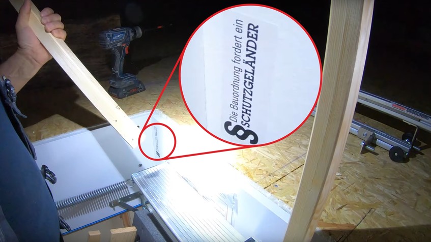 Abbildung Sicherheitshinweis Schutzgeländer: Die Bauordnung schreibt ein Schutzgeländer vor! Deshalb ist im Futterkasten bei jeder Wellhöfer Bodentreppe ein entsprechender Hinweis angebracht. 